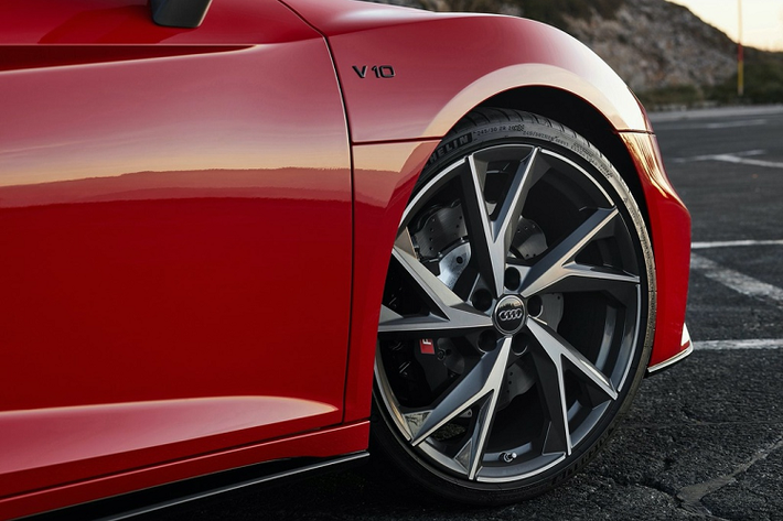 Audi cũng cung cấp gói trang bị bằng carbon cho R8 V10 RWD gồm nắp che khoang động cơ và ốp sườn. Toàn bộ hệ thống đèn trên mẫu xe thể thao này đều sử dụng công nghệ LED.