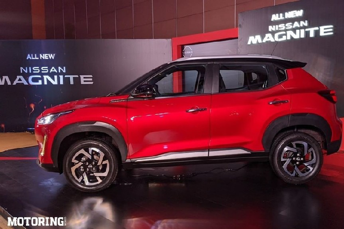 Nissan Magnite 2021 mới là mẫu SUV cỡ B được ra mắt lần đầu tiên tại thị trường Ấn Độ vào hồi cuối tháng 10 năm nay. Sau hơn 1 tháng, mẫu SUV nhỏ bé này đã được tung ra thị trường Ấn Độ với giá rẻ giật mình. Theo đó, Nissan Magnite được chia thành tổng cộng 10 phiên bản với giá bán dao động từ 499.000 - 935.000 Rupee (khoảng 156 - 292 triệu đồng). Như vậy, mẫu xe này rẻ hơn nhiều so với 2 đối thủ trực tiếp là Kia Sonet và Hyundai Venue.