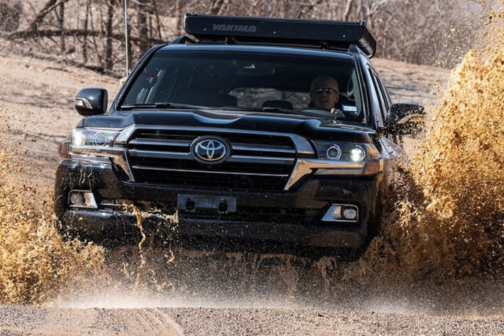 Nên nhớ rằng, những mẫu xe mang tính biểu tượng như Land Cruiser không nhất thiết phải theo đuổi chuyện doanh số mà thay vào đó phải đóng vai trò là mẫu xe khẳng định hình ảnh, khí chất hay giá trị cốt lõi của các nhà sản xuất ô tô. Giống như cách Mercedes đang làm với G-Class, Land Rover với Defender, Mitsubishi với Pajero,...