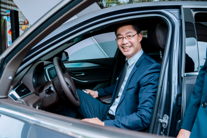 Có mặt và giao lưu tại gian hàng VinFast, Ông Philipp Rösler tỏ ra rất thích thú và hào hứng khi tận mắt chứng kiến những sản phẩm ôtô, xe máy của thương hiệu Việt. Ông Philipp Rösler sinh năm 1973 tại Việt Nam, sau đó, ông được một cặp vợ chồng người Đức nhận về nuôi từ lúc 9 tháng tuổi.