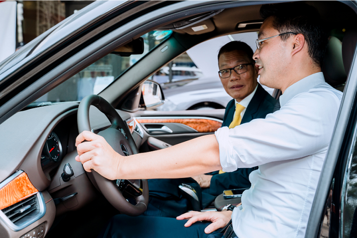 Ông Philipp Rösler sau đó được đại diện VinFast mời trải nghiệm chiếc SUV cao cấp hạng sang mới ra mắt của VinFast là President. Chiếc VinFast President 2021 mới được sản xuất giới hạn chỉ 500 chiếc, có giá bán niêm yết 4,6 tỷ đồng tại Việt Nam.