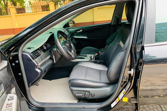 Ghế lái chỉnh điện, điều hoà tự động, cửa sổ trời. Về an toàn, Camry 2012 nhập Mỹ đều được trang bị tiêu chuẩn 10 túi khí. Bên cạnh các trang bị khác như: Kiểm soát ổn định xe (VSC), kiểm soát lực kéo (TRAC), chống bó cứng phanh (ABS), phân bổ lực phanh điện tử (EBD), hệ thống giám sát áp suất lốp điện tử.