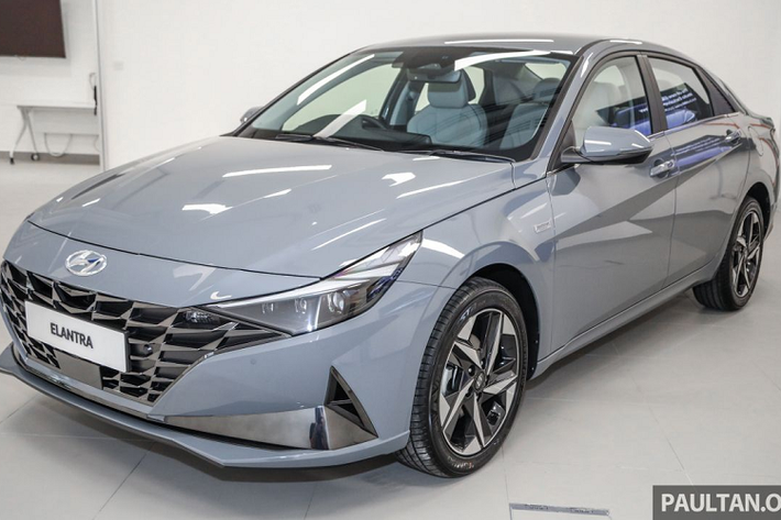 Hyundai Elantra 2021 mới thế hệ thứ 7 được áp dụng ngôn ngữ thiết kế Sensuous Sportiness, tương tự mẫu sedan hạng D Hyundai Sonata mới. Tuy nhiên, khác với những nét bo cong trên Sonata, Elantra 2021 lại chứa nhiều đường tạo khối góc cạnh ở ngoại thất.