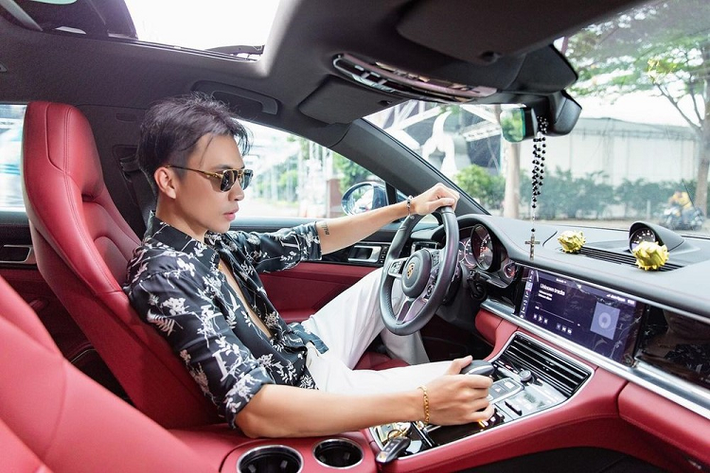 Trước khi bị bắt vì tội lừa đảo 57 tỷ đồng, Jason Nguyễn thường xuyên chia sẻ cuộc sống sang chảnh của mình trên mạng xã hội với chiếc xe Porsche Panamera. Trong đó, chiếc xe sang mang nhãn hiệu Porsche Panamera rất hay được Jason Nguyễn chia sẻ lên mạng xã hội. Hiện giá xe Porsche chính hãng mới nhất tại Việt Nam dành cho phiên bản Panamera có giá thấp nhất là 5,3 tỷ đồng và cao nhất trên 12 tỷ đồng.