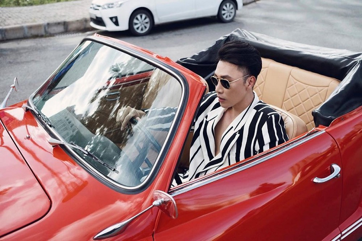 Bên cạnh đó, hot boy lừa đảo 57 tỷ đồng này còn đăng tải hình ảnh một chiếc BMW và xe mui trần nhưng không rõ là xe bạn bè, xe mướn hay của chính Jason Nguyễn.