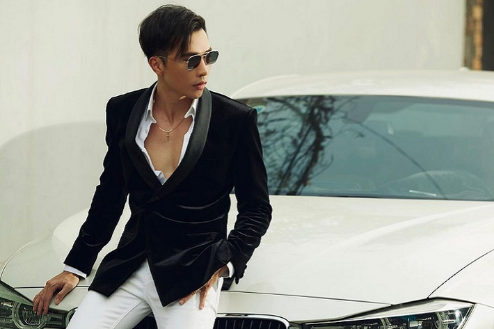 Mới đây, Công an T.P HCM đã bắt tạm giam Nguyễn Khánh Nguyên, hay còn gọi là hot boy Jason Nguyễn trên mạng xã hội với cáo buộc lừa bán 10 triệu hộp găng tay y tế, chiếm đoạt 57 tỷ đồng của doanh nhân Philip Leigh Mckenzie. Jason Nguyễn lợi dụng tình hình phức tạp của dịch Covid-19 để chào bán găng tay y tế cho ông Philip Leigh Mckenzie vào giữa tháng 5. Sự việc không thành, ông Philip Leigh Mckenzie biết mình bị lừa nên đã nhờ công an vào cuộc điều tra. Vào ngày 23/11, Jason Nguyễn bị lực lượng chức năng bắt giữ.