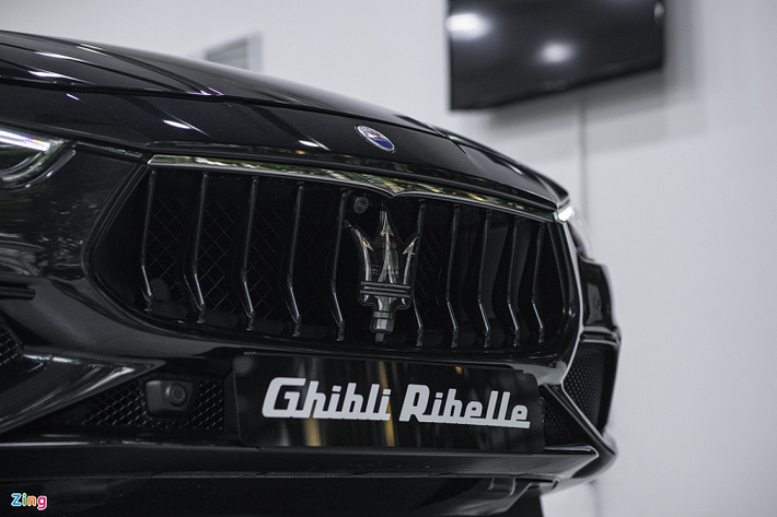 Ghibli có đầu xe dài, lưới tản nhiệt hình thang ngược với logo cây đinh ba cỡ lớn. Các thanh dọc mạ chrome sáng bóng trên bản tiêu chuẩn được thay bằng loại sơn đen.