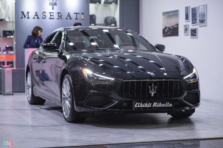 Maserati Ghibli 2021 mới là phiên bản đặc biệt của dòng sedan thể thao này, được sản xuất với số lượng 30 chiếc cho thị trường châu Á. So với phiên bản tiêu chuẩn, bản đặc biệt này chỉ tạo khác biệt ở một số chi tiết, trong khi thiết kế nội/ngoại thất vẫn giữ nguyên.