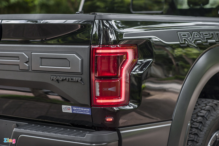 Tại Mỹ, giá xe Ford F-150 Raptor SuperCab có mức khởi điểm từ 54.000 USD. Nếu trang bị tất cả tùy chọn, chiếc bán tải có giá hơn 70.000 USD. Tại Việt Nam, F-150 Raptor SuperCab có giá khoảng 4 tỷ đồng.
