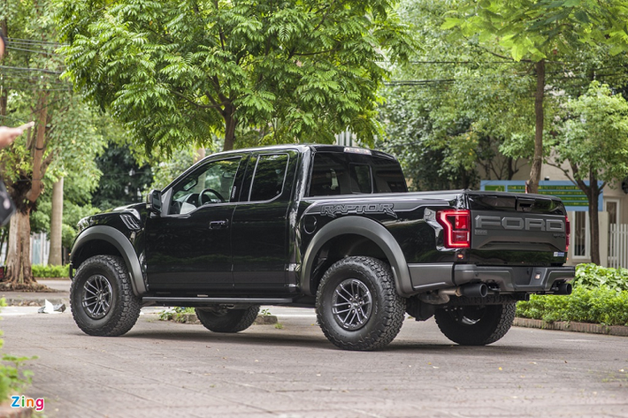 Từ trước đến nay, những chiếc Ford F-150 về Việt Nam đều thuộc bản SuperCrew (ca-bin đôi thông thường). Để trở nên khác biệt, một người chơi xe đã mang về chiếc F-150 Raptor phiên bản SuperCab. Đây là chiếc thứ 2 được mang về Việt Nam, chiếc đầu tiên cập bến hồi tháng 4.