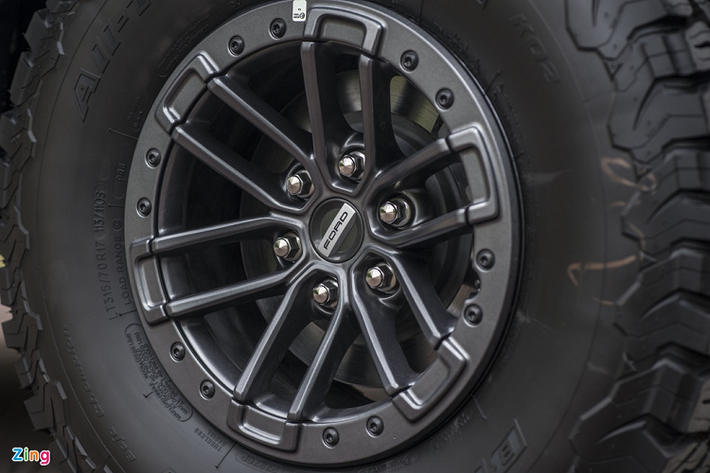 Ford F-150 Raptor SuperCab được trang bị bộ mâm 6 chấu kép kích thước 17 inch, bọc bên ngoài là bộ lốp địa hình 315/70R17.