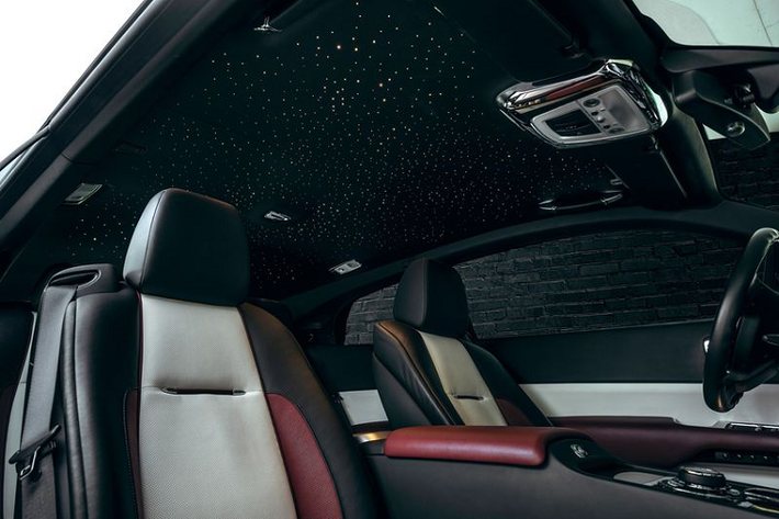 Thiết kế Shooting Brake tất nhiên cũng đã khiến cho khoang hành lý của xe thay đổi, khu vực này được bọc da và có các túi đựng đồ ở hai bên. Ngoài ra, Shooting Brake còn sở hữu hai ghế sau riêng biệt, với khoảng duỗi chân siêu rộng rãi.