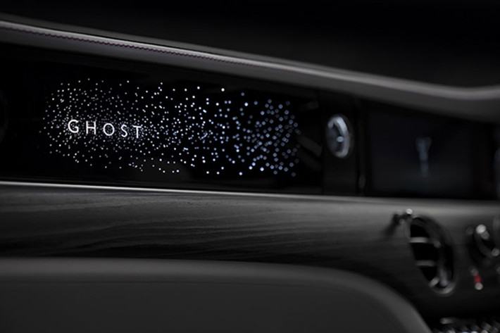 Ở phía sau, Rolls-Royce Ghost 2021 được trang bị nóc dốc, đèn hậu LED vuông vắn và nắp cốp khá tròn trịa khiến người ta nghĩ tới cả Phantom lẫn chiếc xe có một không hai Swepttail. Để giữ thiết kế giống với bản thường cho Ghost Extended 2021, hãng Rolls-Royce đã kéo dài khu vực cửa sau của xe.
