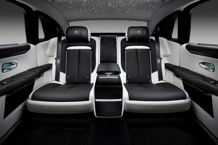 Ngoài những điều trên, thiết kế và trang bị của Rolls-Royce Ghost Extended 2021 nhìn chung là giống bản thường. Xe cũng được trang bị mặt táp-lô ốp gỗ hình đôi cánh được bê từ Rolls-Royce Phantom sang và cụm điều khiển trung tâm trông hiện đại và đẹp mắt hơn. Đằng sau vô lăng còn có bảng đồng hồ kỹ thuật số toàn phần với thiết kế cổ điển nhưng trường tồn với thời gian.