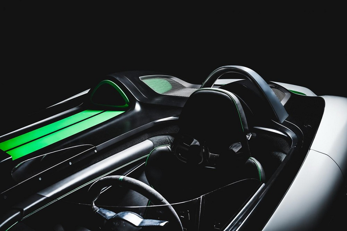 Trên phương diện máy móc và hiệu suất, Boxster Bergspyder có trang bị một động cơ từ Cayman GT4 dung tích 3.8 lít sản sinh 387 mã lực, khiến nó đạt tỉ lệ trọng lượng/công suất là 2,8 kg mỗi mã lực ấn tượng. Kết qả, nó có thể gia tốc nhanh từ 0-100 km/h trong vòng chỉ hơn 4 giây đồng hồ.