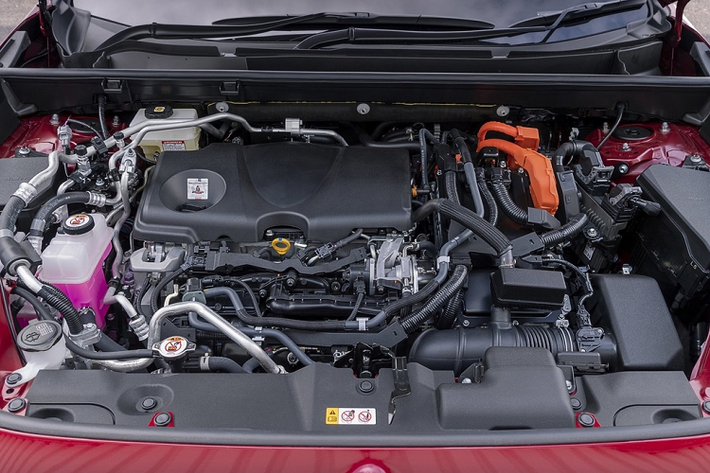 Xe được trang bị động cơ xăng I4 2.5L kết hợp với 2 động cơ điện, đi kèm hộp số CVT và hệ dẫn động 4 bánh toàn thời gian. Thông số công suất và mô-men xoắn chi tiết của Across không được Suzuki công bố. Trên Toyota RAV4 PHEV, hệ thống plug-in hybrid này sản sinh tổng công suất 302 mã lực.