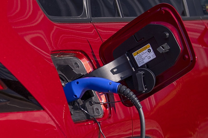 Với cụm pin lithium-ion dung lượng 18,1 kWh, Suzuki Across PHEV có khả năng chạy thuần điện khoảng 75 km, nhỉnh hơn các mẫu xe PHEV cùng phân khúc.