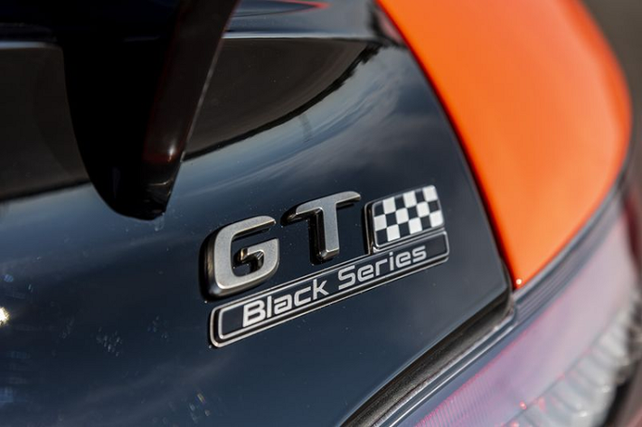 "Trái tim" của Mercedes-AMG GT Black Series 2021 là khối động cơ tăng áp kép V8 4.0L trục khuỷu phẳng, cho công suất ấn tượng 720 mã lực và mô-men xoắn cực đại 800Nm, nhiều hơn 143 mã lực và 100Nm so với GT R Pro.
