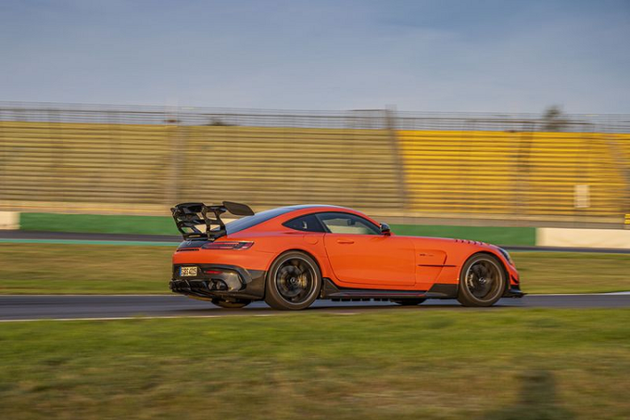 Giống như AMG GT R và GT R Pro, phiên bản Black Series có hệ thống treo cuộn dây, bộ giảm xóc thích ứng, các thanh chống lật có thể điều chỉnh và góc camber chỉnh linh hoạt (góc ngả ra ngoài hoặc úp vào trong của bánh xe).