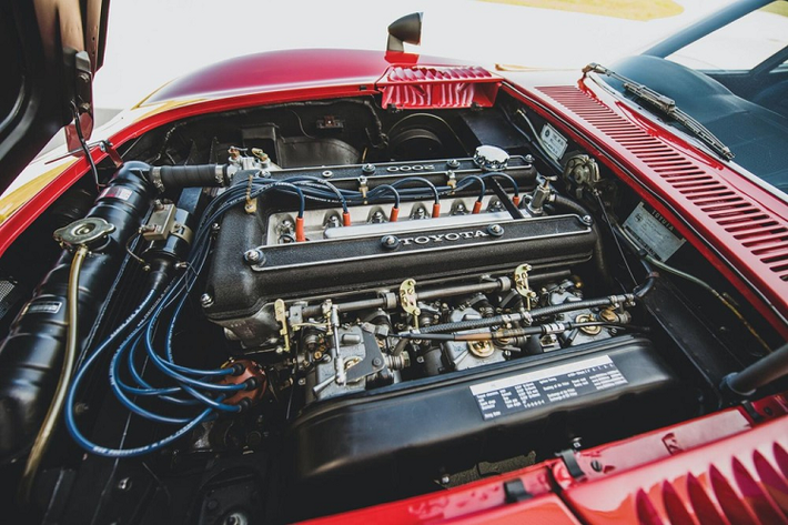 Chiếc Toyota 2000GT 1967 được miêu tả bởi nhà bán đấu giá là có “vẻ ngoài rất chân thực và phù hợp, với các chi tiết hoàn thiện chính xác cho khoang động cơ và thân vỏ ăn khớp.” Nội thất trông cũng rất chặt chẽ và sắc nét với chỉ chút gỉ không đáng kể, và mặt táp lô và vô lăng bằng gỗ vẫn trong tình trạng tuyệt vời.