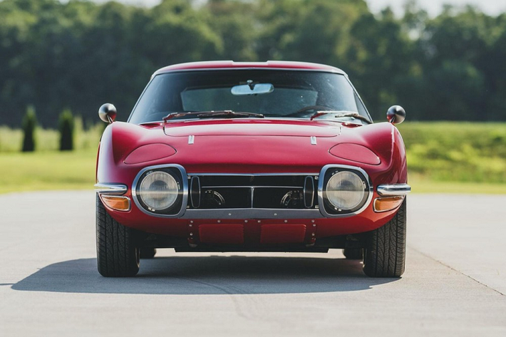 Sinh ra từ bản chất motorsport, Toyota 2000GT hàng độc này đã trở thành mẫu xe đỉnh nhất của thương hiệu khi nó ra mắt trong năm 1967. Ban đầu là một dự án của Yamaha, nó đã sang tay Toyota, và Toyota coi nó là một cơ hội để chứng minh đội ngũ kỹ sư và thiết kế của họ có thể cạnh tranh với những người tài giỏi nhất thế giới.