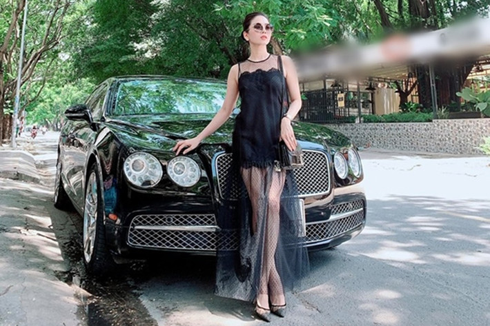 Chiếc xe siêu sang Bentley của Lệ Quyên thuộc thế hệ thứ 2. Cố cũng rất hay di chuyển trên chiếc xe siêu sang Bentley Flying Spur. Biển số của chiếc Bentley Flying Spur này rất đẹp mắt với tứ quý 5