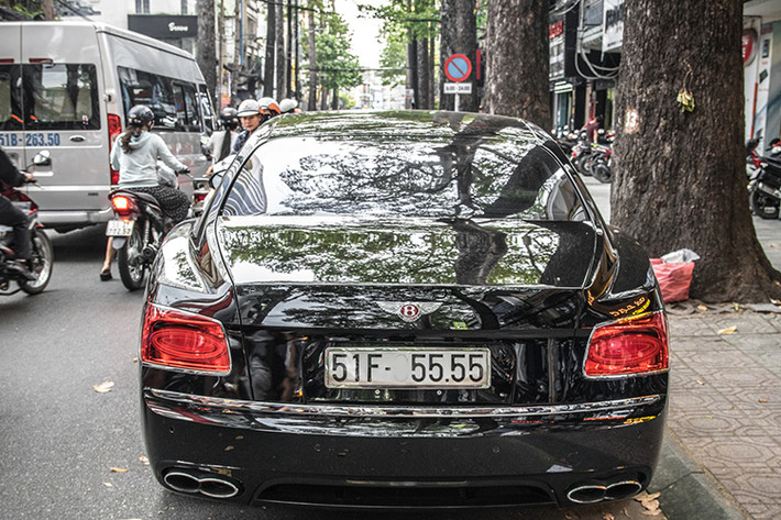 Khác biệt rõ ràng và ảnh hưởng trực tiếp đến mức giá bán của Bentley Flying Spur W12 và V8 chính là việc trang bị động cơ. Bentley Flying Spur của nữ ca sĩ Lệ Quyên chỉ sử dụng động cơ V8, tăng áp kép, dung tích 4.0 lít, sản sinh công suất tối đa 500 mã lực tại vòng tua máy 6.000 vòng/phút và mô-men xoắn cực đại 660 Nm.