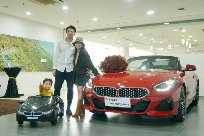 Vốn nổi tiếng nhờ chất giọng thanh, dày cùng kỹ thuật điêu luyện và nền tảng ca trù được đào tạo bài bản ngay từ khi còn nhỏ, ca nương Kiều Anh luôn nhận được sự chú ý lớn từ công chúng. Chiều ngày 26/12, ca nương Kiều Anh đã bất ngờ đăng tải hình ảnh ông xã Văn Quỳnh xuất hiện bên 1 chiếc BMW Z4 2020 mới tại một đại lý ở Hà Nội.