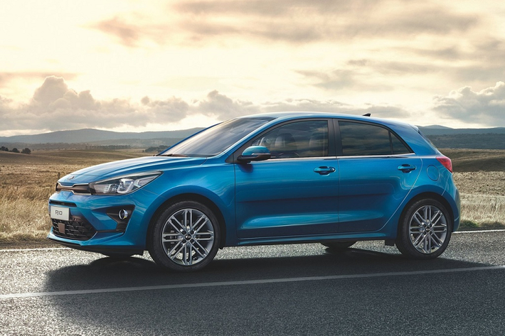 Giá xe Kia Rio 2021 bản tiêu chuẩn LX bán ra từ 16.050 USD (khoảng 369 triệu đồng), tăng 200 USD so với đời trước. Là phiên bản rẻ nhất nhưng Rio LX vẫn đảm bảo đủ trang bị cần thiết như cửa sổ chỉnh điện, dàn âm thanh 4 loa, điều hòa nhiệt độ, màn hình đa thông tin 3,5 inch, mâm xe 15 inch.