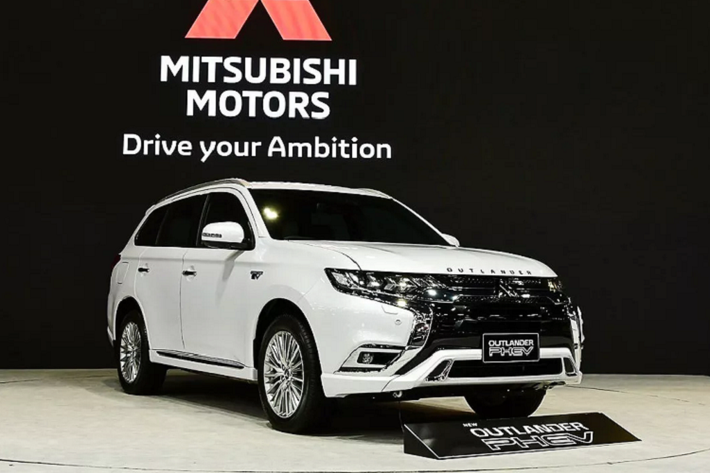 Outlander PHEV 2020 sẽ được bán cho đến khi phiên bản PHEV của thế hệ thứ 4 ra mắt thị trường, dự kiến vào tháng 4 năm 2022. Tại thời điểm ra mắt, giá xe Mitsubishi Outlander PHEV bán ra từ 1,640,000 - 1,749,000 baht (tương đương 1,25 - 1,34 tỷ đồng)