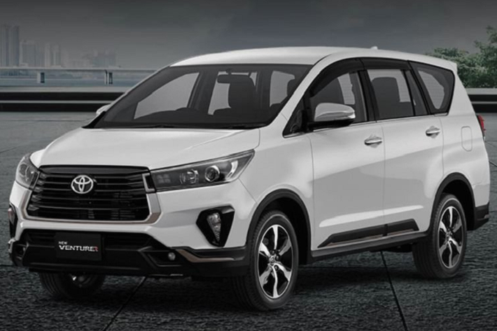 Toyota Innova 2021 facelift đã được ra mắt với loạt sửa đổi ngoại thất tại đầu, đuôi xe cũng như các cập nhật chi tiết bên trong xe. Về kích thước, Innova bản nâng cấp không thay đổi khi vẫn có chiều dài X chiều rộng X chiều cao X trục cơ sở lần lượt là 4.735 mm X 1.830 mm X 1.795 mm X 2.750 mm.