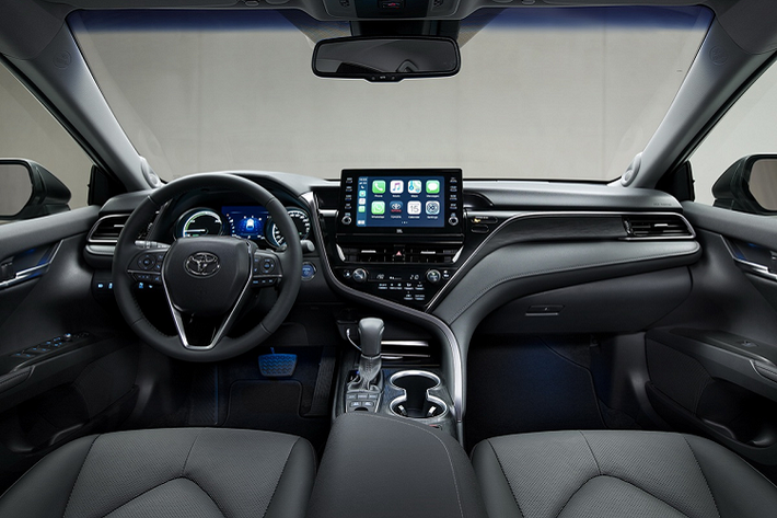 Nội thất của Camry Hybrid 2021 có màn hình thông tin giải trí cảm ứng 9 inch đặt nổi, tương thích Apple CarPlay/Android Auto. Phần mềm giải trí trên Camry Hybrid được nâng cấp, cho tốc độ xử lý nhanh hơn.