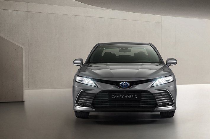 Phần đầu Toyota Camry Hybrid thế hệ mới được thiết kế lại với lưới tản nhiệt sắc nét hơn. Phần lưới tản nhiệt dưới có các thanh ngang màu đen hoặc xám mờ và được mở rộng về 2 bên.