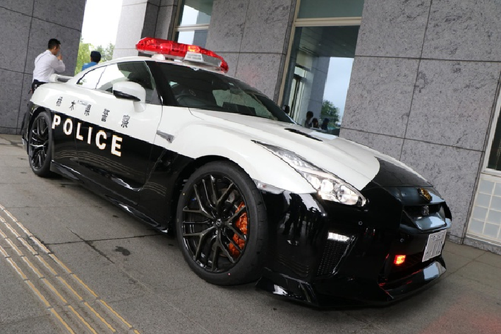 Mẫu xe có biệt danh "Godzilla" sở hữu động cơ V6 3.8L tăng áp kép, sản sinh công suất cực đại 565 mã lực cùng mô-men xoắn 633 Nm.