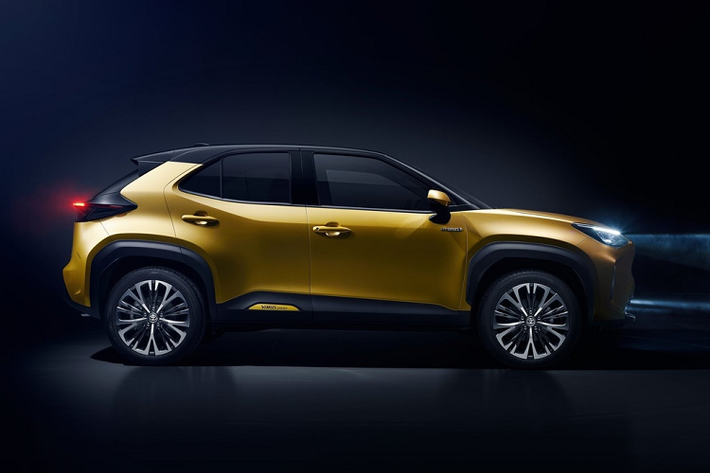 Toyota Yaris Cross có 3 tùy chọn động cơ. Đầu tiên là động cơ xăng 3 xy-lanh 1.5L, sản sinh công suất 118 mã lực và mô-men xoắn 145 Nm. Động cơ này đi kèm hệ dẫn động cầu trước và hộp số CVT mô phỏng 10 cấp độ.