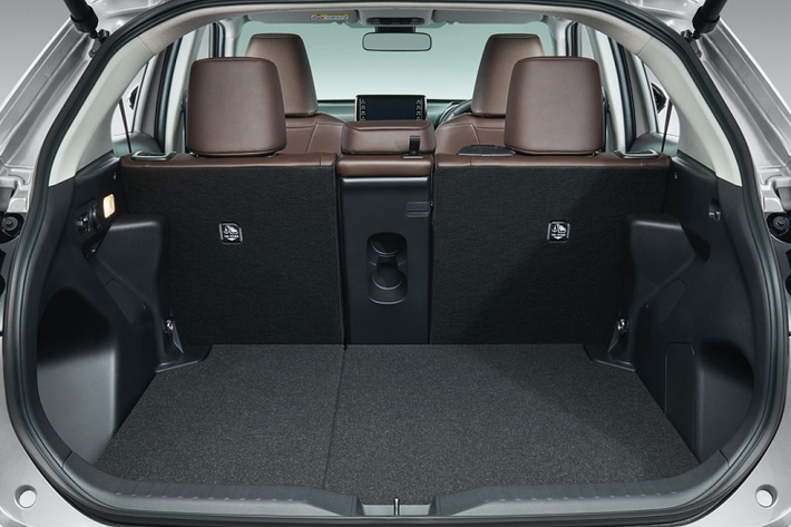 Toyota Yaris Cross được phát triển từ nền tảng TNGA-B của Yaris. Yaris Cross có kích thước 4.180 x 1.765 x 1.560 (mm), chiều dài cơ sở đạt 2.560 mm. Tổng thể, Yaris Cross có diện mạo hầm hố, thừa hưởng từ đàn anh RAV4. Yaris Cross có những đường nét vuông vức khắp thân xe