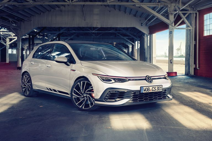 Phiên bản Clubsport của Volkswagen Golf GTI 2021 mới được coi là một phiên bản nâng cấp cao hơn của chiếc hot-hatch này nhằm giúp hãng cạnh tranh “quyết liệt” hơn với những đối thủ trong phân khúc. Giống với Golf GTI, bản này vẫn sẽ sử dụng khối động cơ I4 dung tích 2.0 lít tăng áp. Tuy nhiên, một số các chi tiết của động cơ như bộ tản nhiệt được làm lớn hơn, ECU được tinh chỉnh lại cũng như bộ tăng áp Continental hoàn toàn mới đã giúp nó trở nên mạnh hơn.