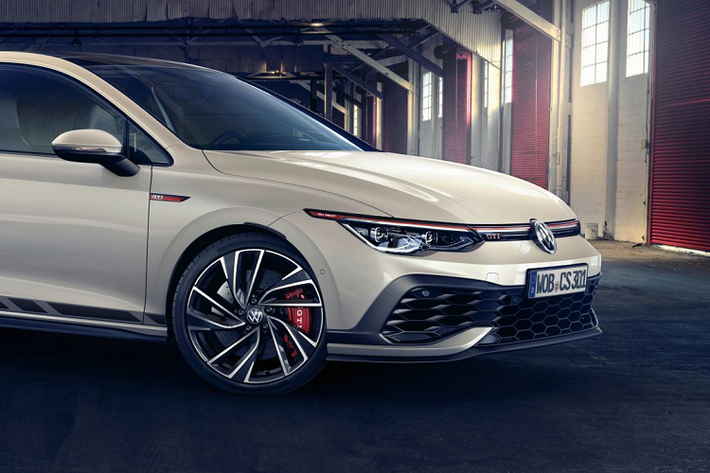 Ngoài những nâng cấp ở động cơ và hộp số, hãng xe Volkswagen còn mang đến cho bản này bộ vi-sai chống trượt cơ khí điện tử thay cho bộ vi-sai XDS và có thể được điều chỉnh thông qua việc lựa chọn chế độ lái. Ở trục bánh trước, góc camber mới sẽ được thiết lập trong khi ở trục bánh sau, tay đòn điều khiển, chốt lắp trục, bạc đạn giảm chấn và cả lò xo đều được thiết kế lại.