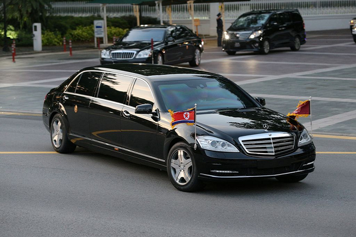 2. Mercedes-Maybach S 600 Pullman Guard. Là một trong những nhân vật bí ẩn nhất thế giới, việc bảo vệ nhà lãnh đạo của Triều Tiên - ông Kim Jong Un là ưu tiên số 1 của giới an ninh nước này. Phương tiện di chuyển được ông lựa chọn là mẫu xe 3 khoang hạng sang bọc thép Mercedes-Maybach S 600 Pullman Guard với giá thị trường khoảng 1,56 triệu USD (khoảng 36 tỷ đồng).