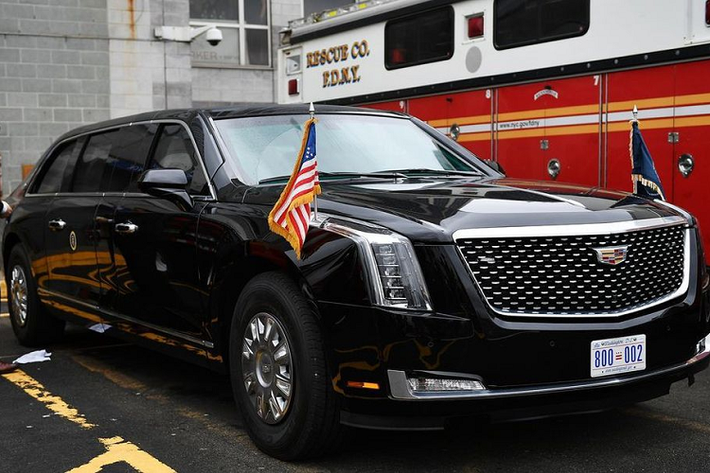 3. Cadillac One, "quái thú” The Beast. Được xem là chiếc xe an toàn và khủng khiếp nhất trên thế giới, Cadillac One hay còn gọi là The Beast chính là biểu tượng của Tổng thống Mỹ trên mỗi hành trình di chuyển. Chiếc Cadillac One đang được Tổng thống Mỹ Donald Trump sử dụng thuộc thế hệ sản phẩm 2.0. Với hàng loạt các trang bị đắt giá liên quan tới vấn đề an ninh, chi phí chế tạo ra "Pháo đài di động" Cadilac One chống đạn cũng lên tới con số 1,56 triệu USD/chiếc (khoảng 36 tỷ đồng).
