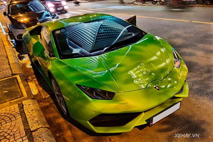 Về nguồn gốc, "Siêu bò" Huracan trong bài viết về nước từ hồi giữa năm 2015 và đây là món quà của thiếu gia Phan Thành, một tay chơi siêu xe khét tiếng TP HCM dành tặng cậu em trai Phan Hoàng của mình. Ngay từ thời điểm mới về nước, siêu xe Lamborghini Huracan này đã gây xôn xao cộng đồng mê xe cả nước không chỉ bởi thương hiệu "siêu bò" Ý mà còn ở cả lớp sơn ngoại thất màu xanh nõn chuối vô cùng nổi bật.