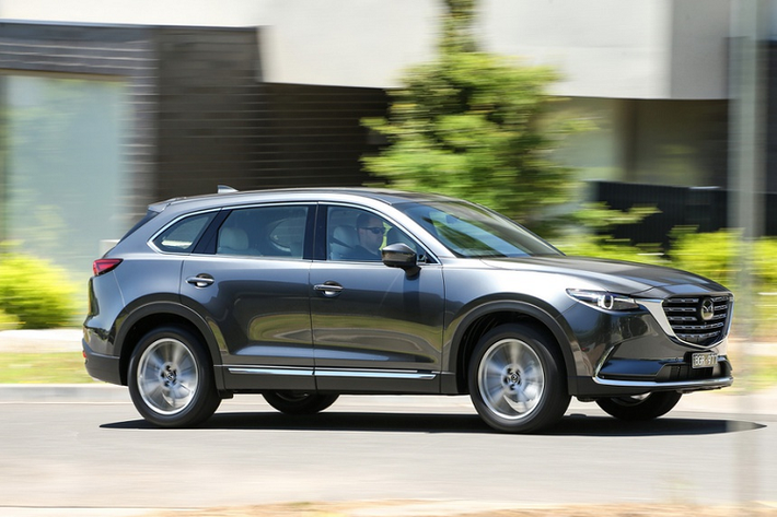Bên cạnh 4 phiên bản từng được giới thiệu, Mazda Australia vừa công bố thêm 3 phiên bản mới cho mẫu CX-9 tại thị trường này. Đó là GT SP, Azami LE và 100th Anniversary Special Edition. Phiên bản Azami LE gây chú ý với hàng ghế thứ hai dạng thương gia, hàng ghế này được trang bị chức năng sưởi và làm mát. Tất cả ghế trên Mazda CX-9 Azami LE mới được bọc da Nappa, bổ sung thêm các chi tiết trang trí bằng nhôm.