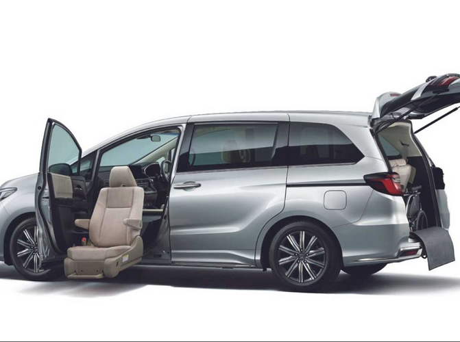 Khoang lái được trang bị cụm đồng hồ với màn hình 7 inch, tăng gấp đôi kích cỡ so với phiên bản trước. Màn hình thông tin giải trí mới 10 inch. Hàng ghế sau gắn thêm màn hình giải trí 11,6 inch.