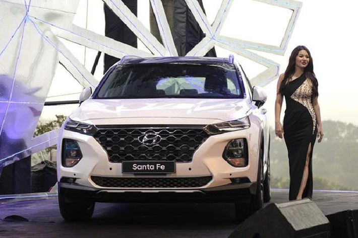 Hyundai Santa Fe: Doanh số 1.491 xe Thêm một cái tên khác của TC Motor lọt vào danh sách 10 mẫu xe ăn khách trong tháng 9/2020 là Hyundai Santa Fe. Mẫu xe Santa Fe ghi nhận mức tăng trưởng 109%, đạt 1.491 xe trong tháng 9/2020, cộng dồn đạt 7.030 xe.