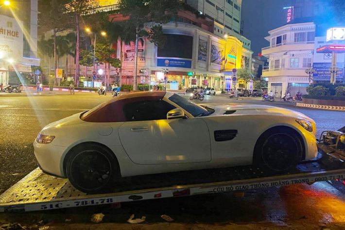 Sau gần hai ngày vận chuyển từ Hà Nội vào trong Sài thành, vào tối hôm qua, ngày 1/10/2020, ông chủ công ty nhập khẩu siêu xe quận 5, Tp.HCM đã rước chiếc Mercedes-AMG GT Roadster có một không hai tại Việt Nam về showroom toàn siêu xe và xe siêu sang của mình.