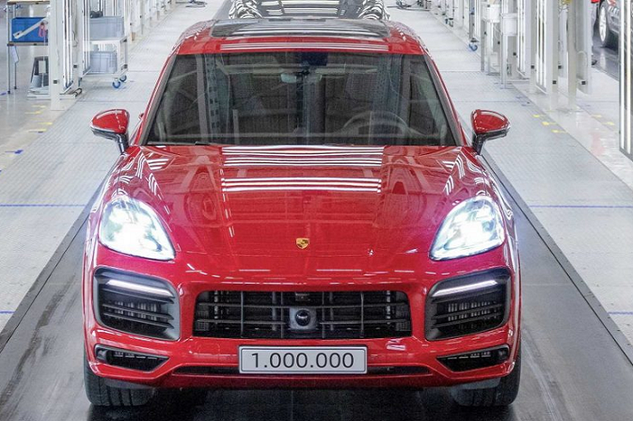 Chiếc Porsche Cayenne thứ 1 triệu thuộc bản cấu hình GTS, vừa lăn bánh khỏi dây chuyền sản xuất của mẫu xe này tại Bratislava, Slovakia. Xe sở hữu màu ngoại thất Carmine Red, được bán ra dưới dạng tùy chọn tốn phí. Màu sơn đặc biệt này chỉ có mặt trên Cayenne từ cấu hình GTS / GTS Coupe trở lên. Xe hiện đang bước qua những công đoạn kiểm tra cuối cùng trước khi lên đường về nhà chủ nhân của nó tại Đức.