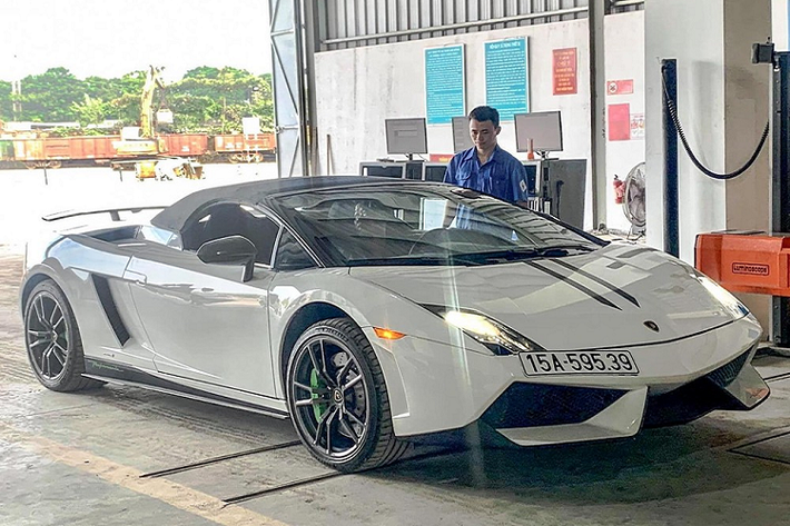 Mới đây, trên mạng xã hội lại lan truyền những hình ảnh về chiếc siêu xe mui trần Lamborghini Gallardo LP570-4 Spyder Performante về nước khá kín tiếng, và là hàng độc tại Việt Nam của một doanh nhân Hải Phòng đã được bán cho chủ mới.