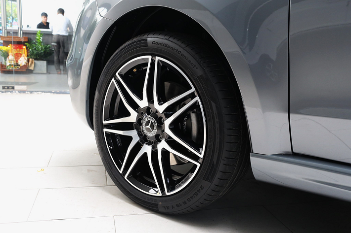 Phiên bản V250 AMG có chiều dài cơ sở dài 3.430 mm, lớn hơn phiên bản Luxury 230 mm. Trong khi đó kích thước dài, rộng, cao lần lượt 5.370 x 1928 x 1909 (mm). Phiên bản V250 AMG được tùy chọn các trang bị cao nhất của dòng V-Class và có 6 chỗ ngồi, đây là điểm nổi trội của Mercedes-Benz V250 AMG so với các mẫu xe cùng phân khúc.