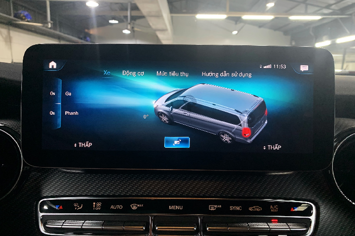 Ngoài ra, khoang sau Mercedes-Benz V250 AMG còn được trang bị cửa sổ thông gió đóng/mở điện riêng biệt, cổng lắp đặt giá để Ipad và các thiết bị giải trí khác. Đặc biệt, toàn bộ kính xe đều là loại kính cách nhiệt, kính khoang sau màu tối mang đến sự riêng tư và thoải mái ở mọi vị trí ngồi trên xe.