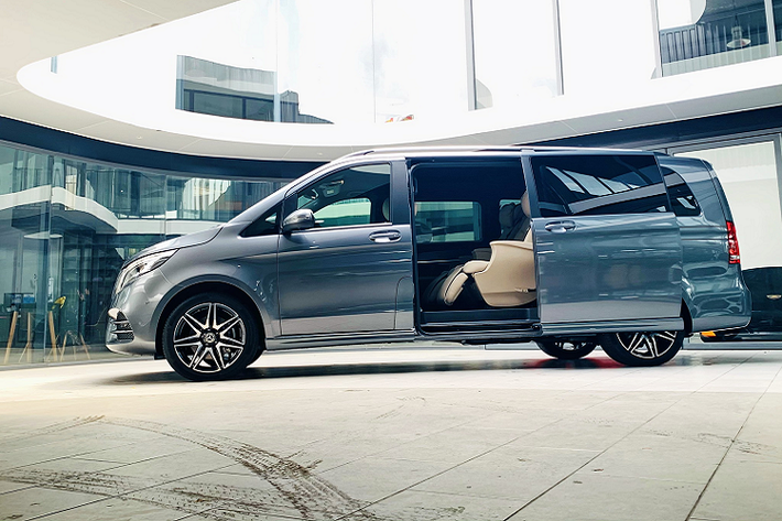 Bên cạnh những nâng cấp trong thiết kế ngoại, nội thất, V-Class 2020 còn được cải tiến về sức mạnh động cơ. Phiên bản Mercedes-Benz V250 AMG trang bị khối động cơ xăng 2.0 lít có công suất tối đa đạt 211 mã lực tại 5.500 vòng/phút, mô men xoắn cực đại 350 Nm tại 1.200-4.000 vòng/phút. Động cơ này kết hợp với hộp số tự động 7G-Tronic Plus đi cùng hệ dẫn động cầu sau, cho phép xe tăng tốc từ 0-100 km/giờ trong 9.4 giây và có vận tốc tối đa 210 km/giờ.
